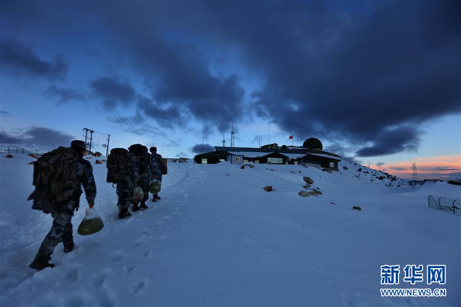 （圖文互動）（5）特寫：山再高，也要把給養(yǎng)送上去！
