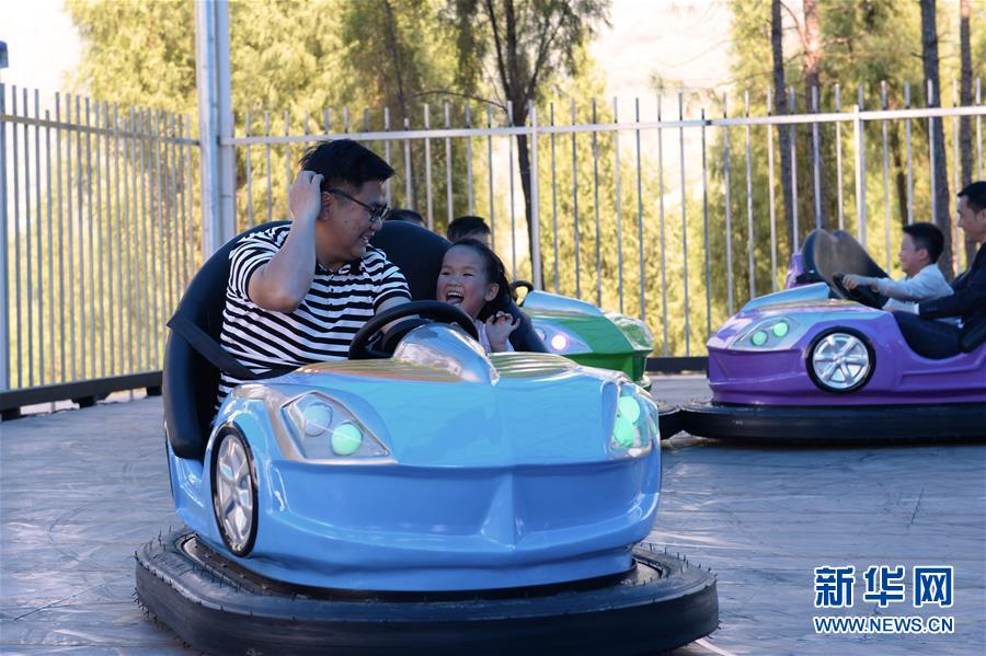 （決戰(zhàn)決勝脫貧攻堅&middot;圖文互動）（3）理發(fā)師&ldquo;修剪&rdquo;鄉(xiāng)村游一團亂麻