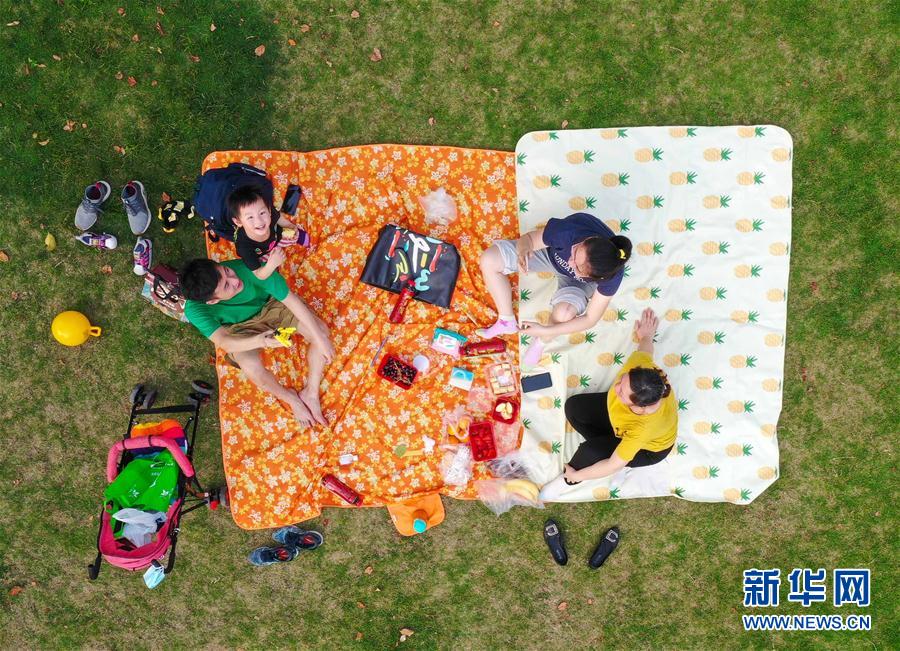 (新華全媒頭條·圖文互動)(1)人氣回暖 消費復蘇 健康出行——加長版“五一”假期觀察