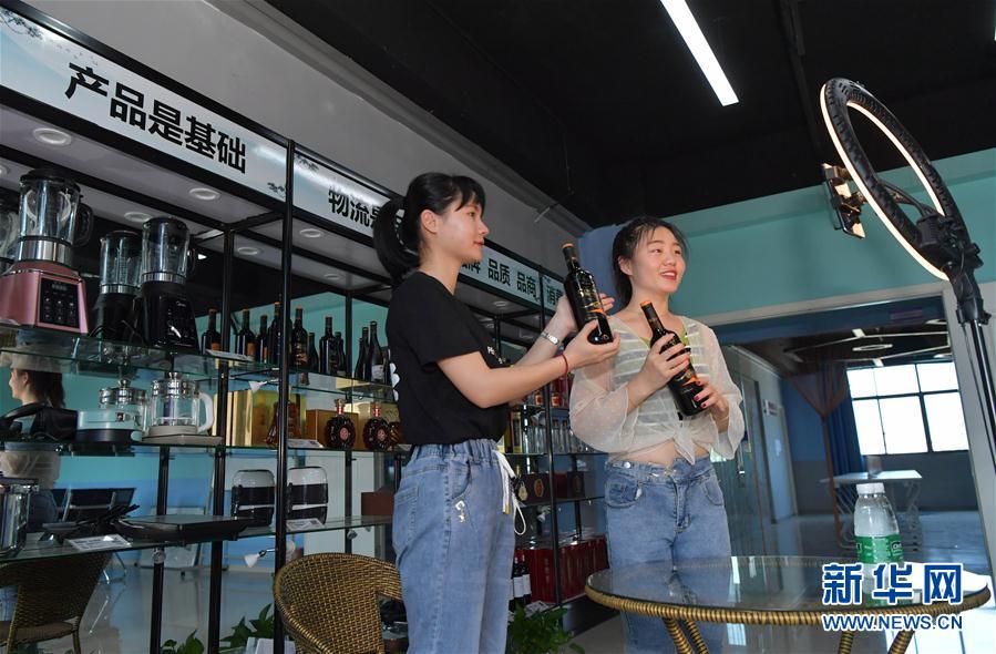 (新華全媒頭條·圖文互動)(6)人氣回暖 消費復蘇 健康出行——加長版“五一”假期觀察