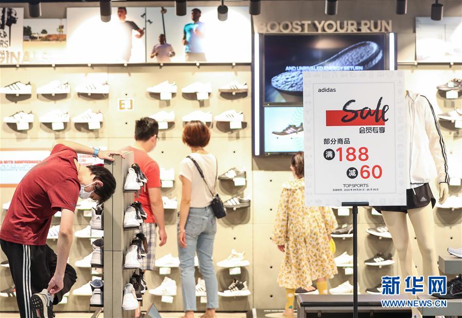 (新華全媒頭條·圖文互動)(7)人氣回暖 消費復蘇 健康出行——加長版“五一”假期觀察