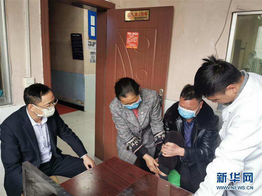 (在習(xí)近平新時(shí)代中國(guó)特色社會(huì)主義思想指引下——新時(shí)代新作為新篇章·習(xí)近平總書(shū)記關(guān)切事·圖文互動(dòng))(8)增強(qiáng)困難群眾對(duì)疫情影響的抵抗力