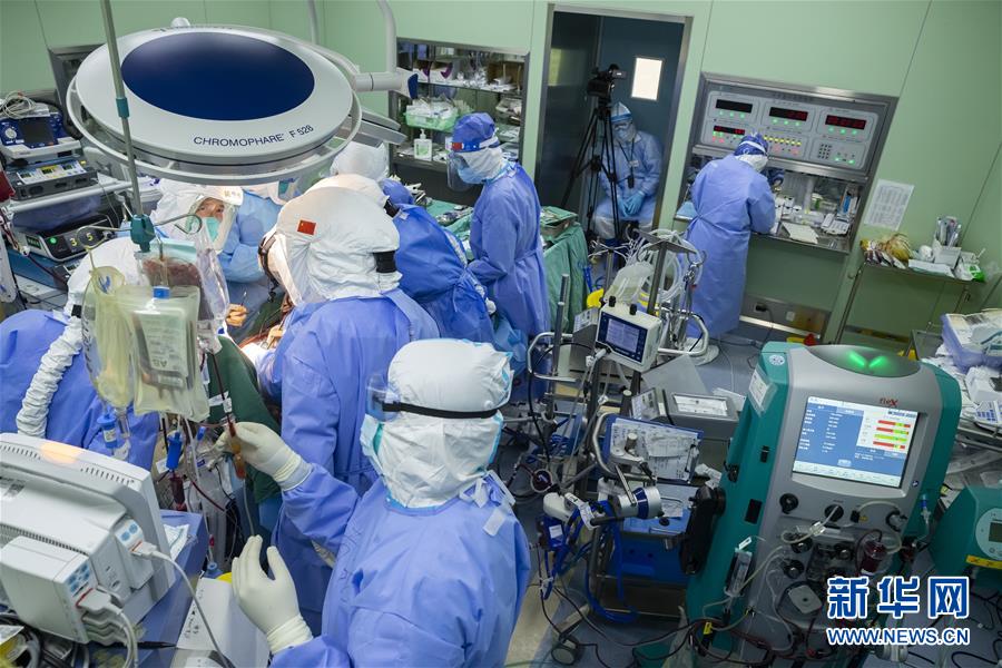 (聚焦疫情防控)(1)73天ECMO輔助治療的新冠肺炎核酸轉陰患者經(jīng)雙肺移植后重啟呼吸