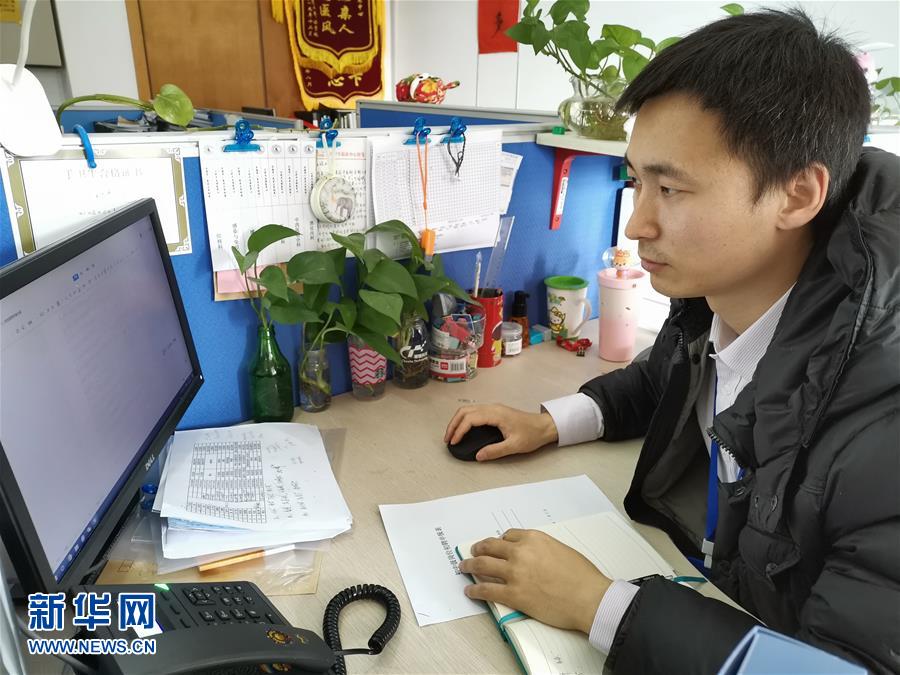 (在習(xí)近平新時(shí)代中國(guó)特色社會(huì)主義思想指引下——新時(shí)代新作為新篇章·習(xí)近平總書記關(guān)切事·圖文互動(dòng))(5)錘煉意志 輕裝上陣——黨員干部在一線磨礪閃光故事