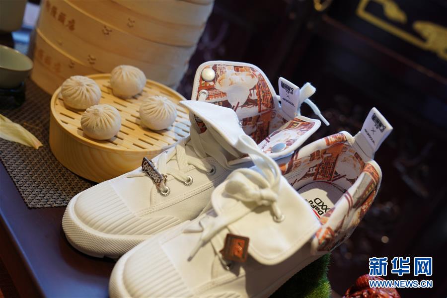 (新華全媒頭條·圖文互動)(6)“風”起“云”涌 中國品牌在全球戰(zhàn)“疫”中崛起