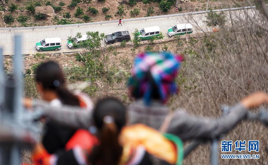 (熱點(diǎn)鮮報(bào)·圖文互動(dòng))(5)出懸崖記——四川涼山“懸崖村”貧困群眾走下“天梯”搬新居