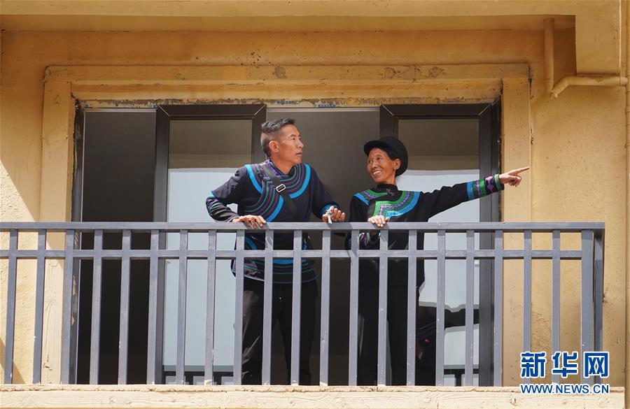 (熱點(diǎn)鮮報(bào)·圖文互動(dòng))(6)出懸崖記——四川涼山“懸崖村”貧困群眾走下“天梯”搬新居