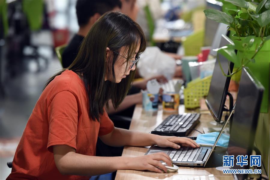 (新華全媒頭條·兩會特別報道)(3)攻堅克難贏未來——從政府工作報告看2020年中國發(fā)展走向