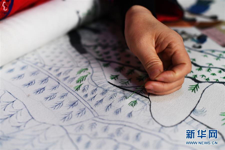 （兩會(huì)人物&middot;圖文互動(dòng)）（2）帶娃、賺錢(qián)兩不誤&mdash;&mdash;一位農(nóng)民工代表眼中的脫貧新工作