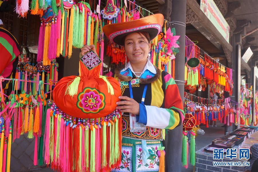(圖文互動)(4)青海:巧手繡香包 濃情迎端午