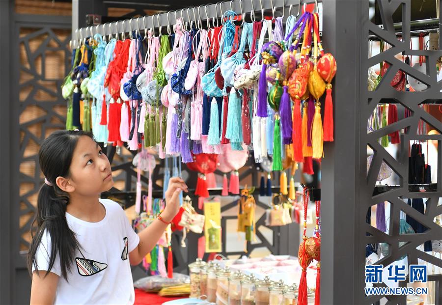 （新華全媒頭條&middot;圖文互動）（4）線上線下消費(fèi)升溫 文旅活動邁上&ldquo;云端&rdquo;&mdash;&mdash;端午假期透視我國經(jīng)濟(jì)高質(zhì)量發(fā)展新動力