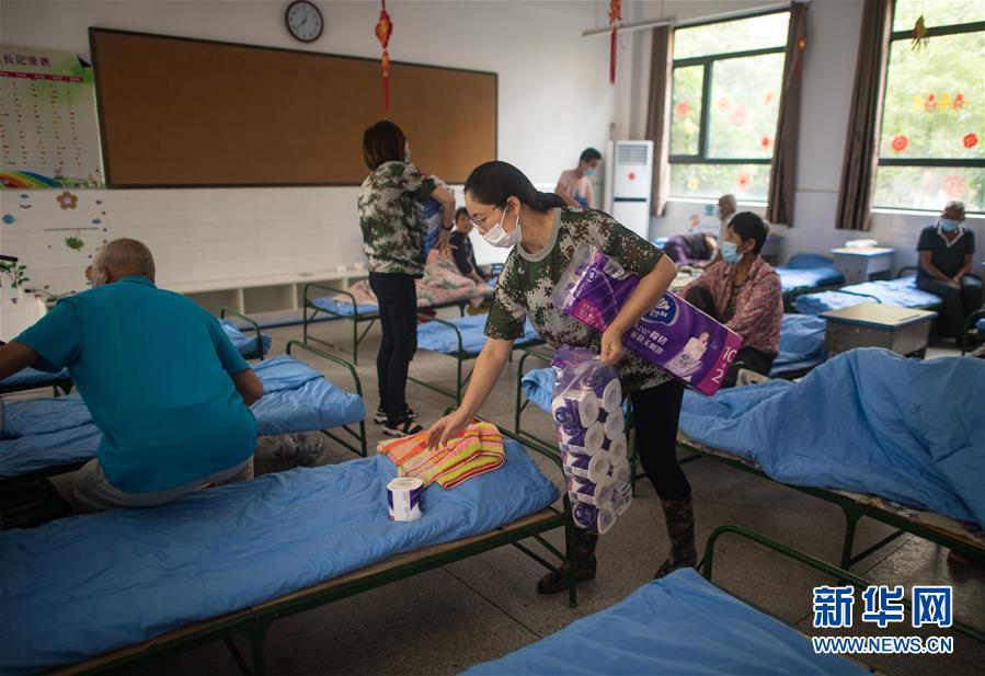 （防汛抗洪&middot;圖文互動）（2）為人民生命安全撐起&ldquo;安全傘&rdquo;&mdash;&mdash;湖北緊急轉移安置受災群眾速寫