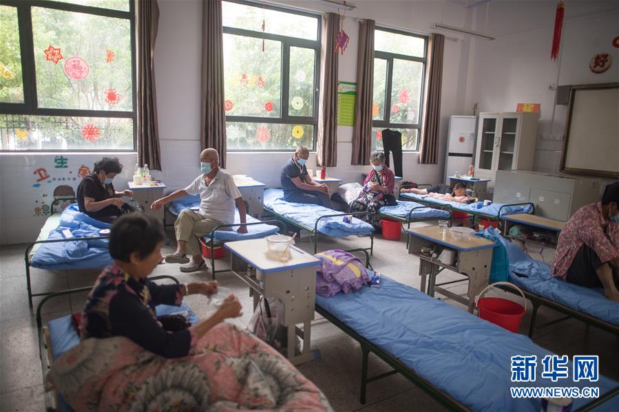 （防汛抗洪&middot;圖文互動）（6）為人民生命安全撐起&ldquo;安全傘&rdquo;&mdash;&mdash;湖北緊急轉移安置受災群眾速寫