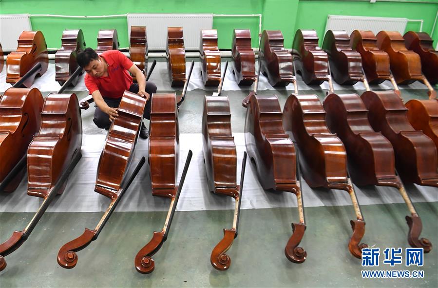 （走向我們的小康生活&middot;圖文互動(dòng)）（2）放下鋤頭，卻撥動(dòng)命運(yùn)的琴弦