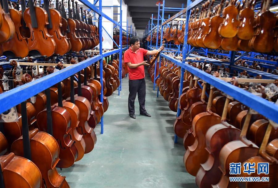 （走向我們的小康生活&middot;圖文互動(dòng)）（3）放下鋤頭，卻撥動(dòng)命運(yùn)的琴弦