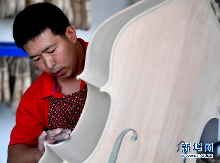 （走向我們的小康生活&middot;圖文互動(dòng)）（4）放下鋤頭，卻撥動(dòng)命運(yùn)的琴弦