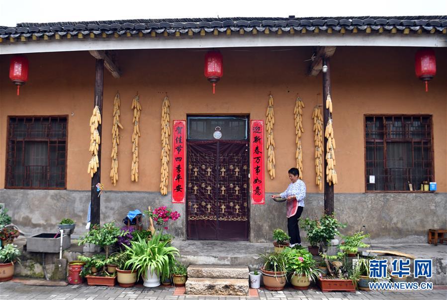 (新華全媒頭條·走向我們的小康生活·圖文互動)(4)大山深處有“新家”——大別山村繪出現(xiàn)代版“富春山居圖”