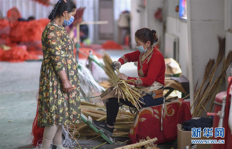 （決戰(zhàn)決勝脫貧攻堅(jiān)&middot;圖文互動(dòng)）（2）&ldquo;掃&rdquo;出脫貧路：南疆深貧村巧變&ldquo;創(chuàng)業(yè)村&rdquo;