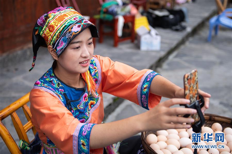 （新華全媒頭條&middot;走向我們的小康生活&middot;圖文互動）（6）那山，那人，那苗寨&mdash;&mdash;十八洞村三代人的奮斗史