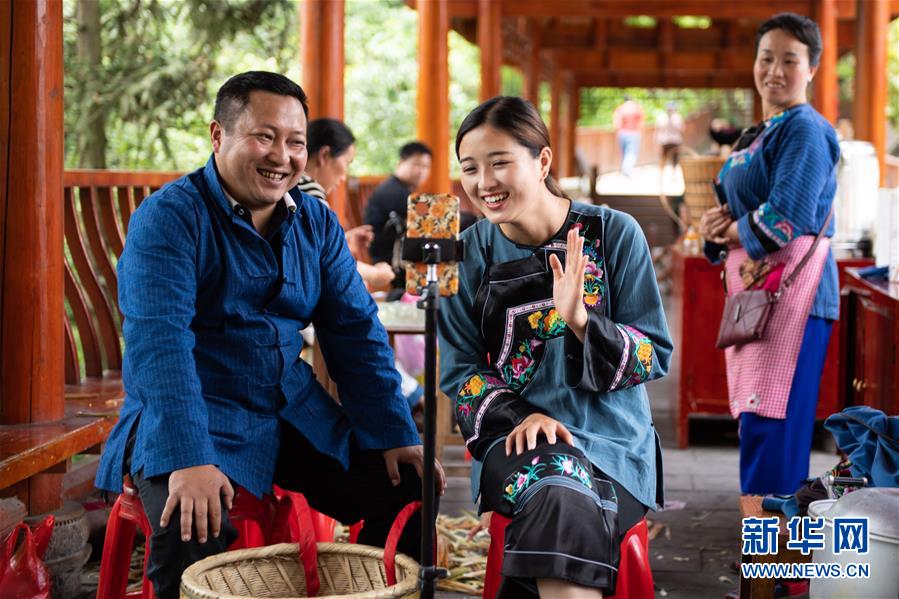 （新華全媒頭條&middot;走向我們的小康生活&middot;圖文互動）（10）那山，那人，那苗寨&mdash;&mdash;十八洞村三代人的奮斗史