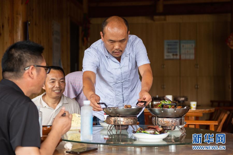（新華全媒頭條&middot;走向我們的小康生活&middot;圖文互動）（9）那山，那人，那苗寨&mdash;&mdash;十八洞村三代人的奮斗史