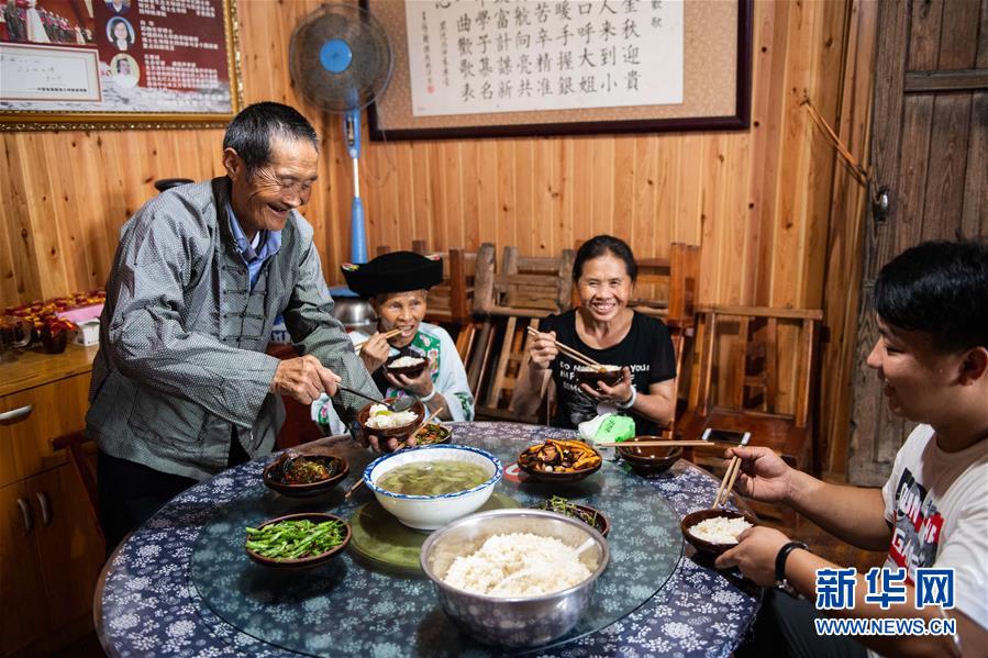 （新華全媒頭條&middot;走向我們的小康生活&middot;圖文互動）（2）那山，那人，那苗寨&mdash;&mdash;十八洞村三代人的奮斗史