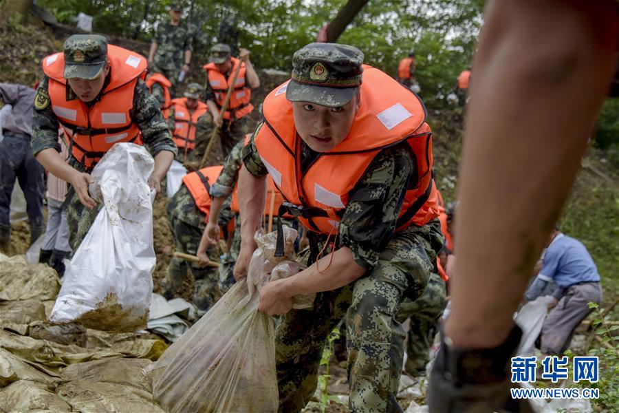 （防汛抗洪&middot;圖文互動）（6）洪水不退，子弟兵誓死不退&mdash;&mdash;解放軍和武警部隊官兵參與洪澇災害搶險救援記事