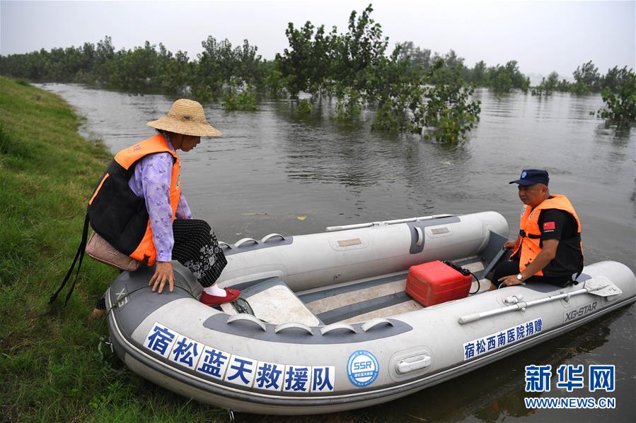(防汛抗洪·一線人物·圖文互動)(3)萬家燈火明 壩上有神兵——安徽宿松長江大堤上的“守護者聯(lián)盟”群像
