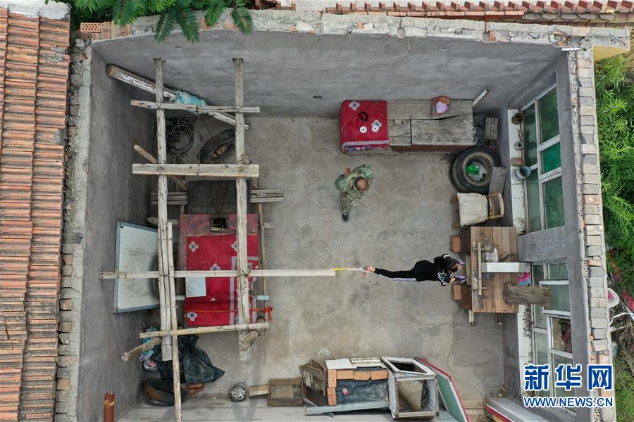 (體育·圖文互動)(11)父愛如燈 伴我奔跑