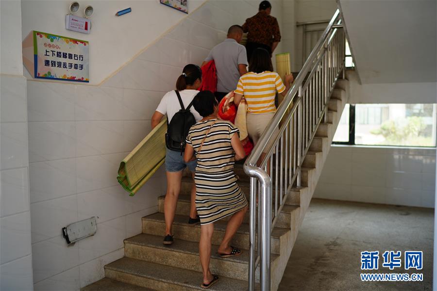 （在習(xí)近平新時(shí)代中國特色社會(huì)主義思想指引下&mdash;&mdash;新時(shí)代新作為新篇章&middot;習(xí)近平總書記關(guān)切事&middot;圖文互動(dòng)）（6）遮風(fēng)雨 送安穩(wěn)&mdash;&mdash;受災(zāi)群眾轉(zhuǎn)移安置中的暖心故事