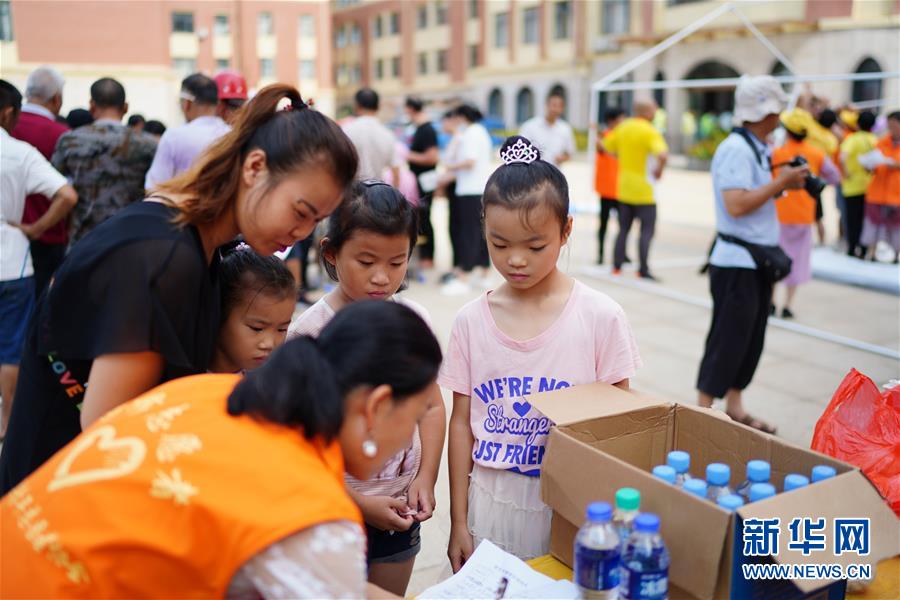 （在習(xí)近平新時(shí)代中國特色社會(huì)主義思想指引下&mdash;&mdash;新時(shí)代新作為新篇章&middot;習(xí)近平總書記關(guān)切事&middot;圖文互動(dòng)）（7）遮風(fēng)雨 送安穩(wěn)&mdash;&mdash;受災(zāi)群眾轉(zhuǎn)移安置中的暖心故事