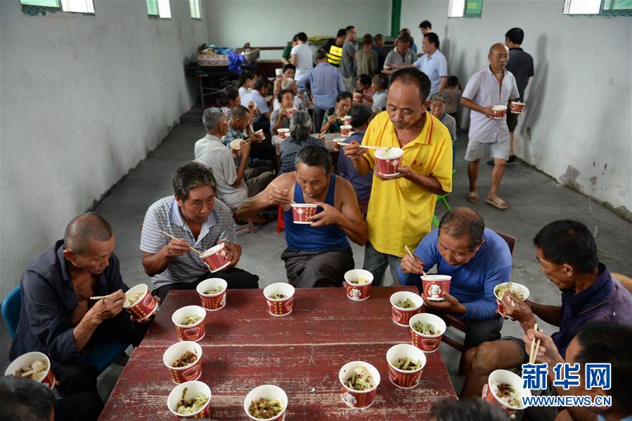 （在習(xí)近平新時(shí)代中國特色社會(huì)主義思想指引下&mdash;&mdash;新時(shí)代新作為新篇章&middot;習(xí)近平總書記關(guān)切事&middot;圖文互動(dòng)）（9）遮風(fēng)雨 送安穩(wěn)&mdash;&mdash;受災(zāi)群眾轉(zhuǎn)移安置中的暖心故事