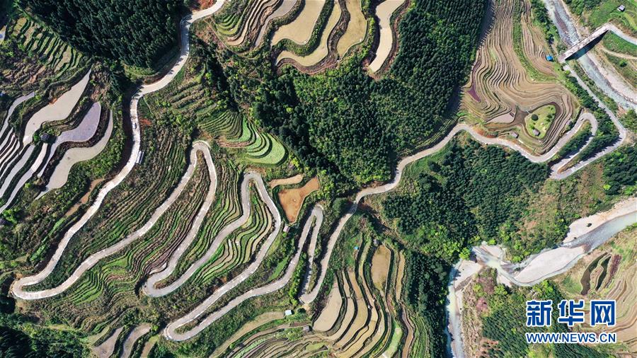 (新華全媒頭條·走向我們的小康生活·圖文互動(dòng))(2)三幅“圖鑒”說(shuō)變遷——貴州“穿越時(shí)空”的脫貧印記