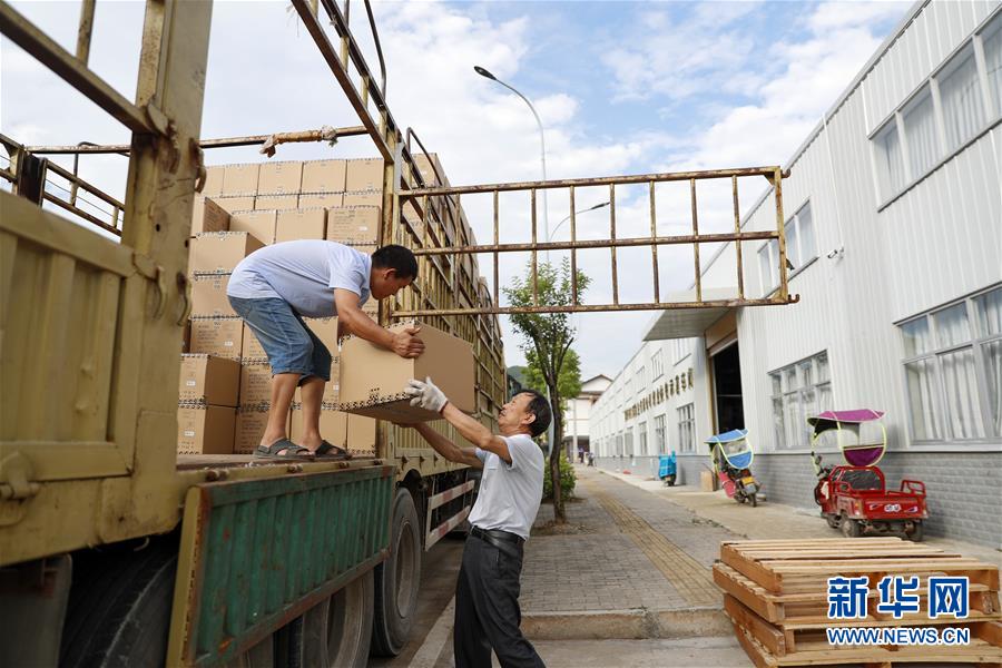 （落實(shí)&ldquo;六穩(wěn)&rdquo;&ldquo;六保&rdquo;一線見聞&middot;圖文互動(dòng)）（1）&ldquo;不讓一名貧困勞動(dòng)力失業(yè)！&rdquo;&mdash;&mdash;三峽庫區(qū)穩(wěn)就業(yè)見聞