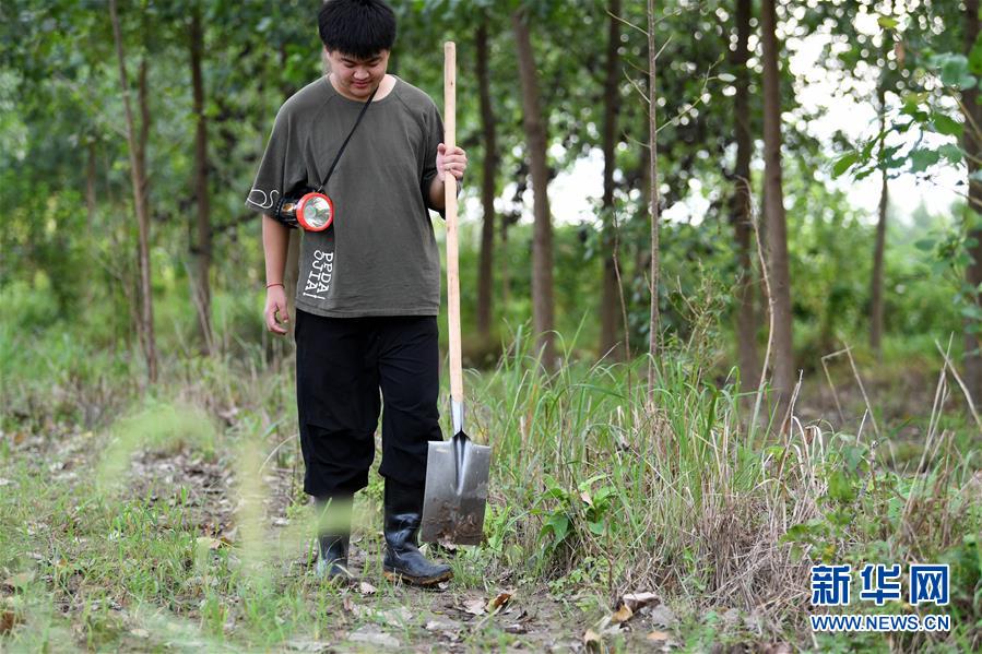 (新華全媒頭條·圖文互動(dòng))(6)青春出列——暴雨洪峰中的熱血成人禮