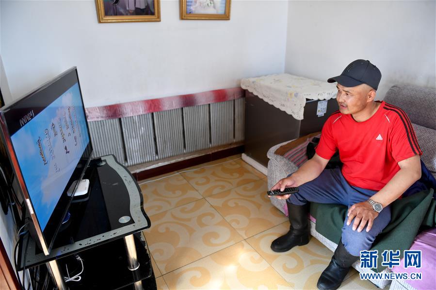 （走向我們的小康生活&middot;圖文互動(dòng)）（3）草原有了網(wǎng)，手機(jī)能放羊&mdash;&mdash;看呼倫貝爾大草原牧民生活變了樣 