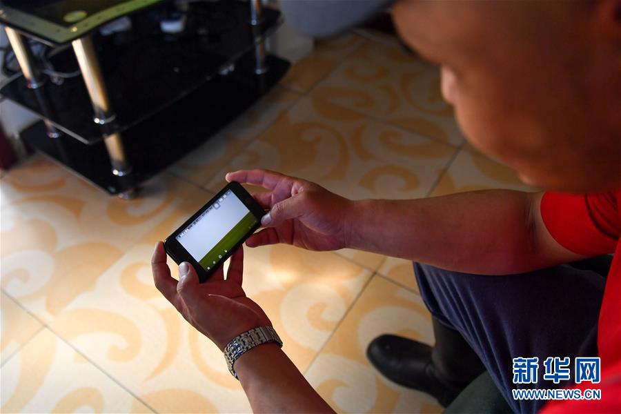 （走向我們的小康生活&middot;圖文互動(dòng)）（4）草原有了網(wǎng)，手機(jī)能放羊&mdash;&mdash;看呼倫貝爾大草原牧民生活變了樣 