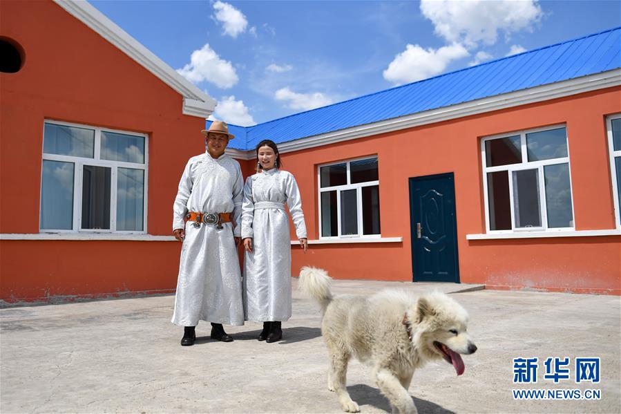 （走向我們的小康生活&middot;圖文互動(dòng)）（6）草原有了網(wǎng)，手機(jī)能放羊&mdash;&mdash;看呼倫貝爾大草原牧民生活變了樣 