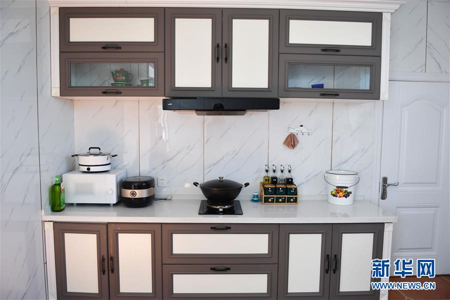 （走向我們的小康生活&middot;圖文互動(dòng)）（7）草原有了網(wǎng)，手機(jī)能放羊&mdash;&mdash;看呼倫貝爾大草原牧民生活變了樣 