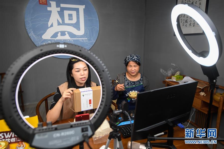 (走向我們的小康生活)(4)浙江衢州:農(nóng)民變主播 手機(jī)變農(nóng)具