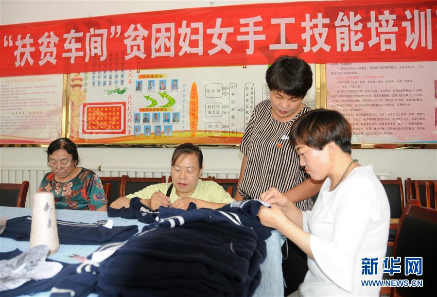 （決戰(zhàn)決勝脫貧攻堅(jiān)&middot;圖文互動(dòng)）（1）內(nèi)蒙古河套：一雙巧手、一副棒針、一團(tuán)毛線打造貧困戶&ldquo;炕頭經(jīng)濟(jì)&rdquo;