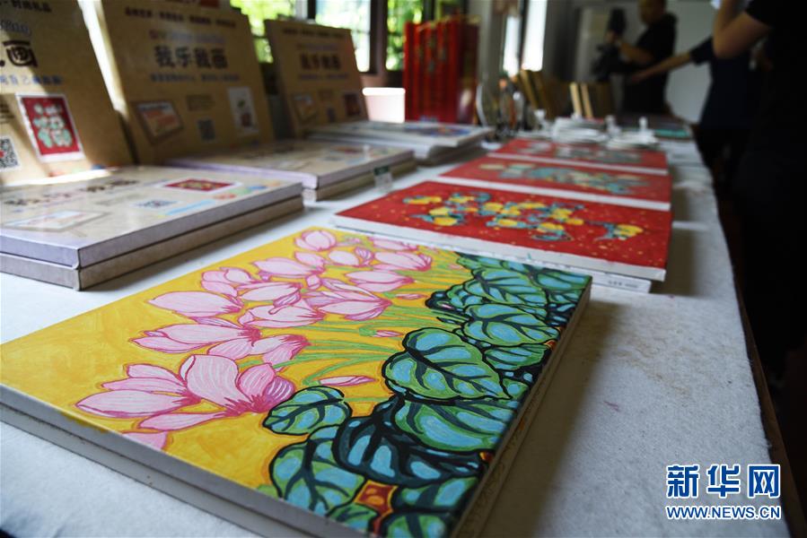 (走向我們的小康生活·圖文互動(dòng))(6)放下鋤頭拿畫筆——山東青州農(nóng)民畫繪出美好新生活