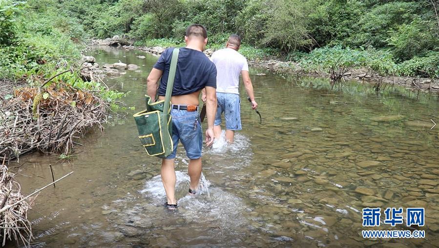 （高溫下的勞動(dòng)者&middot;圖文互動(dòng)）（1）高溫襲來(lái)，他們用雙手守護(hù)貧困大山