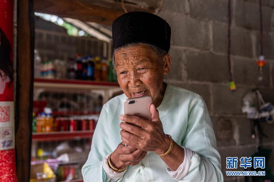 （決戰(zhàn)決勝脫貧攻堅(jiān)&middot;圖文互動(dòng)）（2）眼前的生活就是詩(shī)和遠(yuǎn)方&mdash;&mdash;藝術(shù)引領(lǐng)云南傣族山村蝶變