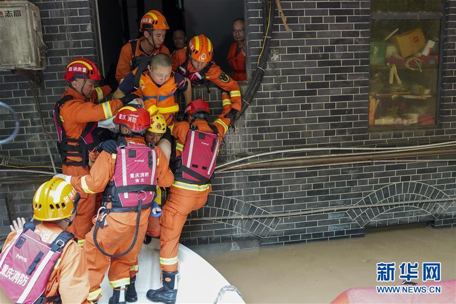 （防汛抗洪）（1）重慶：救援！在被洪水漫過的街巷之間