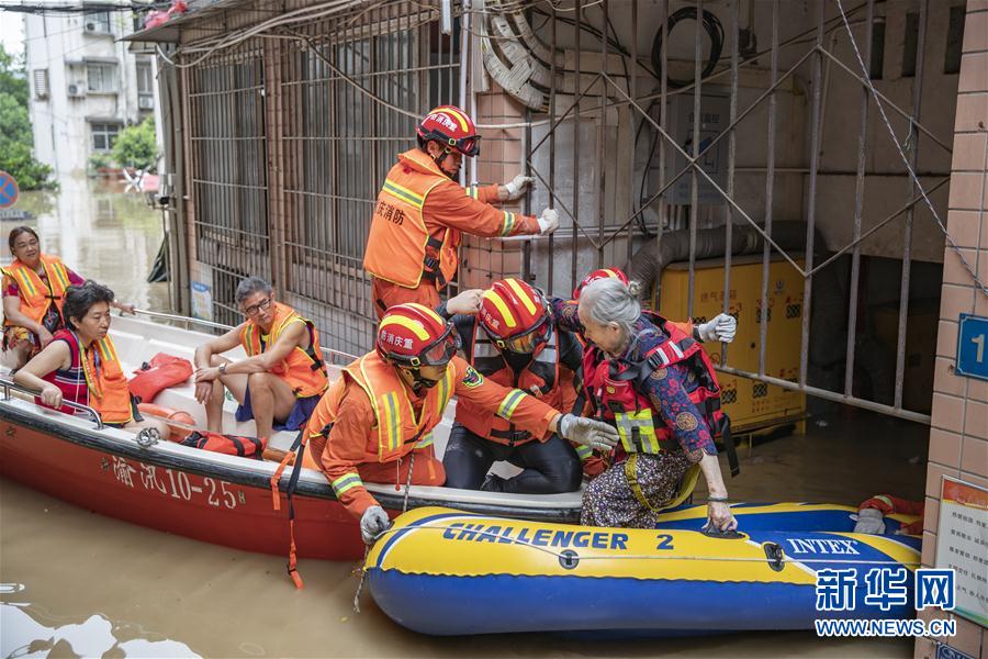 （防汛抗洪&middot;圖文互動(dòng)）（11）筑起防大汛的堅(jiān)強(qiáng)防線&mdash;&mdash;重慶防御長(zhǎng)江、嘉陵江過(guò)境洪峰現(xiàn)場(chǎng)記錄