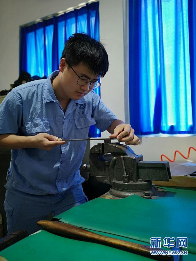 （總書記推動(dòng)的改革身邊事&middot;教育改革篇&middot;圖文互動(dòng)）（2）特寫：&ldquo;95后&rdquo;上海職校生：&ldquo;我的工牌上印著&lsquo;中國航天&rsquo;&rdquo;