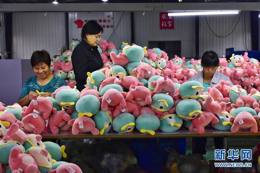 （決戰(zhàn)決勝脫貧攻堅(jiān)&middot;圖文互動）（1）勤英&ldquo;三板斧&rdquo; 劈開山窩窩