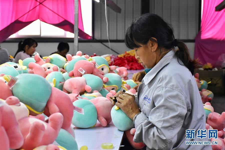 （決戰(zhàn)決勝脫貧攻堅(jiān)&middot;圖文互動）（2）勤英&ldquo;三板斧&rdquo; 劈開山窩窩