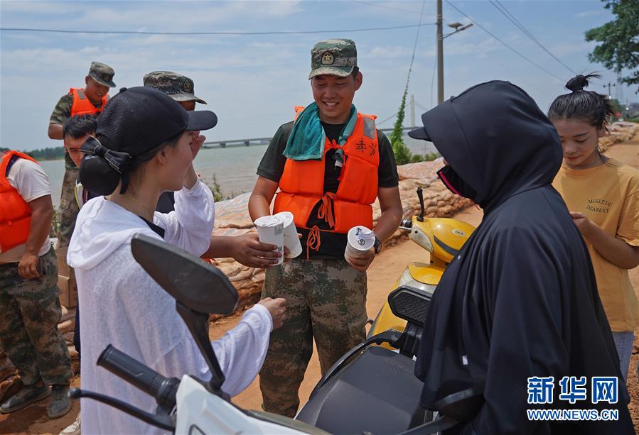 （新華全媒頭條&middot;圖文互動(dòng)）（10）&ldquo;洪線&rdquo;逆險(xiǎn)守家國(guó)&mdash;&mdash;抗洪一線的凡人星光